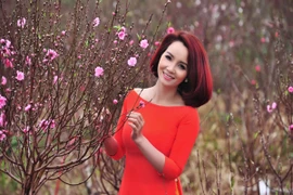 Mai Thu Huyền khoe eo thon trong sắc xuân Hà Nội