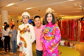 Vân Trang và hôn phu đưa nhau đi thử đồ cưới