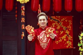 Phan Mạnh Quỳnh nôn nao Tết, tung ảnh "đỏ chót" với áo dài, phong bao lì xì