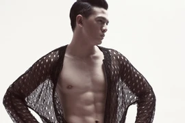 "Chàng thơ" của NTK Đỗ Mạnh Cường - Lê Xuân Tiền vẫn mạnh mẽ trong trang phục phi giới tính