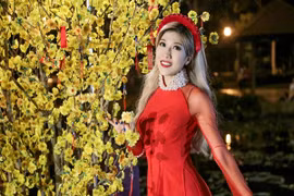 Trang Pháp xinh đẹp, dịu dàng trong tà áo dài truyền thống