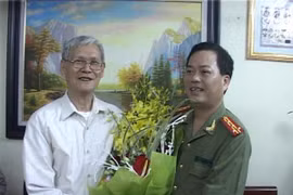 CATP Hà Nội tặng quà các gia đình chiến sĩ Công an Thủ đô tham gia chiến trường B - C - K