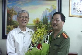 CATP Hà Nội tặng quà các gia đình chiến sĩ Công an Thủ đô tham gia chiến trường B - C - K