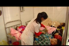 Hơn 100 công nhân bị ngộ độc thực phẩm sau bữa trưa