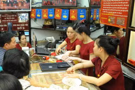 Giá vàng trong nước thấp hơn giá thế giới 620.000 đồng/lượng