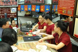 Giá vàng trong nước thấp hơn giá thế giới 620.000 đồng/lượng