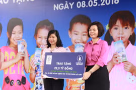 Vinamilk và Quỹ sữa Vươn cao Việt Nam tặng sữa cho 40.000 trẻ em
