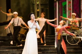 Phạm Thu Hà tái xuất, hát nồng nàn về Hà Nội