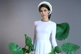 Diện áo dài, Lan Khuê vẫn khoe vóc dáng gợi cảm
