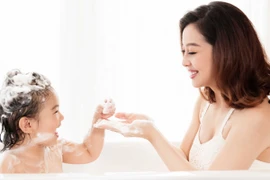 Khoảnh khắc đáng yêu của mẹ con Hoa hậu Jennifer Phạm