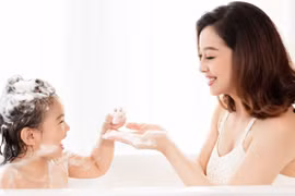 Khoảnh khắc đáng yêu của mẹ con Hoa hậu Jennifer Phạm