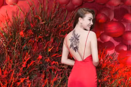 Trà Ngọc Hằng khoe lưng trần gợi cảm