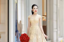 Hoa hậu Huỳnh Thúy Anh điệu đà xuống phố đón Giáng sinh