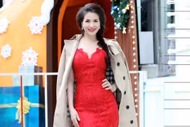 Hoa hậu Lê Thanh Thúy khoe vóc dáng chuẩn "đồng hồ cát"