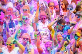 500 cặp đôi nắm tay chạy đua “Vì tình yêu biển đảo”