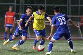 Thầy trò Miura vượt qua ám ảnh sân cỏ nhân tạo ở Singapore