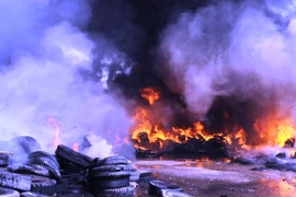 Hỏa hoạn lớn thiêu rụi kho phế liệu ở Bình Dương