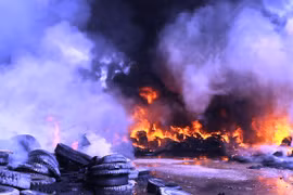 Hỏa hoạn lớn thiêu rụi kho phế liệu ở Bình Dương