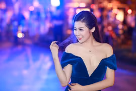 Á hậu Dương Tú Anh “phá cách”, khoe vòng 1 gợi cảm