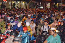 Đường kẹt cứng do mưa to và ngập nặng ở Đồng Nai