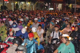 Đường kẹt cứng do mưa to và ngập nặng ở Đồng Nai