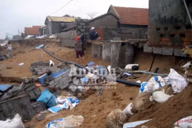 Triều cường “nuốt chửng” hơn 200m đường, nhiều nhà dân bị đánh sập