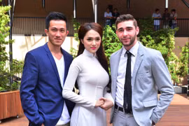 Mặc đồ kín đáo, Hương Giang Idol vẫn bị bạn trai ở cạnh “giám sát“