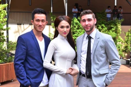 Mặc đồ kín đáo, Hương Giang Idol vẫn bị bạn trai ở cạnh “giám sát“