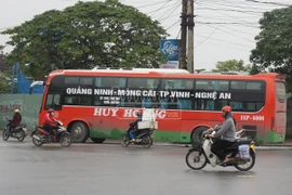 Xe giường nằm bốc khói khi đang chạy, hành khách hú vía