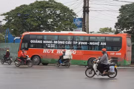 Xe giường nằm bốc khói khi đang chạy, hành khách hú vía