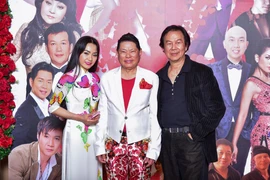 Bộ trang phục lạ khiến tỷ phú Hoàng Kiều bị "ném đá" tơi tả!