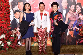 Bất chấp bị "ném đá", tỷ phú Hoàng Kiều vẫn tự tin khoe trang phục lạ