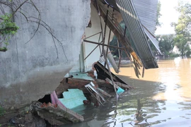 5 căn nhà bất ngờ sạt lở, đổ sụp xuống sông trong đêm