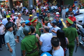 Bị xử lý lấn chiếm vỉa hè, người phụ nữ dùng dao tấn công tổ công tác