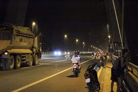 Dừng đỗ xe trái phép, đùa với "tử thần" trên cầu Nhật Tân