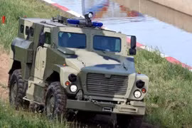 Cảnh sát Nga nhận xe bọc thép SPM-3 Medved vào năm 2017