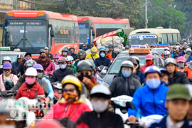 Biển người đổ về Thủ đô sau kỳ nghỉ Tết Dương lịch