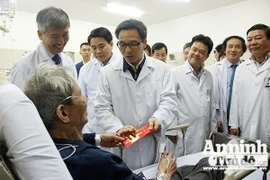 Phó Thủ tướng Vũ Đức Đam chúc tết y bác sỹ BV Bạch Mai và nhân viên vệ sinh môi trường số 8