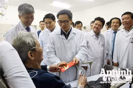 Phó Thủ tướng Vũ Đức Đam chúc tết y bác sỹ BV Bạch Mai và nhân viên vệ sinh môi trường số 8