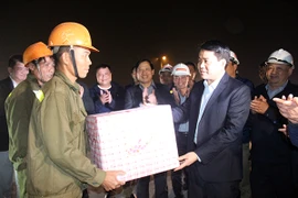 Chủ tịch UBND TP Hà Nội Nguyễn Đức Chung thăm, động viên công nhân thi công cầu vượt nút Cổ Linh