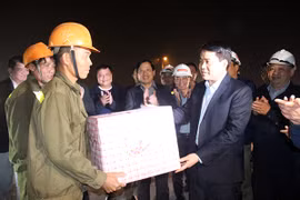 Chủ tịch UBND TP Hà Nội Nguyễn Đức Chung thăm, động viên công nhân thi công cầu vượt nút Cổ Linh