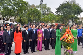 Lãnh đạo TP Hà Nội dâng hoa tưởng nhớ lãnh tụ V.I Lenin 