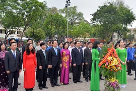 Lãnh đạo TP Hà Nội dâng hoa tưởng nhớ lãnh tụ V.I Lenin 