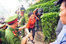 Lực lượng Công an bế các em bé thoát khỏi biển người chen lấn tại đền Hùng