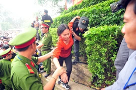 Lực lượng Công an bế các em bé thoát khỏi biển người chen lấn tại đền Hùng