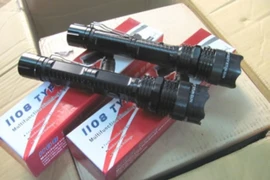 Phát hiện đèn pin có chức năng phát tia lửa điện gửi lên máy bay
