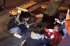 Xác minh thân nhân 2 cô gái trẻ bị tai nạn giao thông ở hồ Hoàn Kiếm