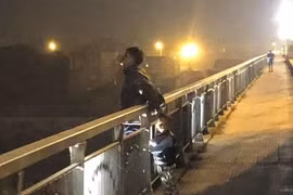 Ngăn người đàn ông có ý định dại dột, từ biệt 3 con rồi nhảy cầu