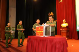 Đoàn công tác Công an Hà Nội lên đường cứu trợ đồng bào 7 tỉnh miền Trung