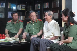 Đồng chí Bộ trưởng Bộ Công an thăm hỏi, trao Kỷ niệm chương tặng nghệ sỹ nhân dân Trọng Bằng và nhạc sỹ Phạm Tuyên